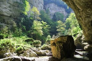 Монахов водопад и Монахова пещера